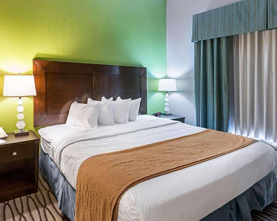 Quality Suites Салфер Экстерьер фото