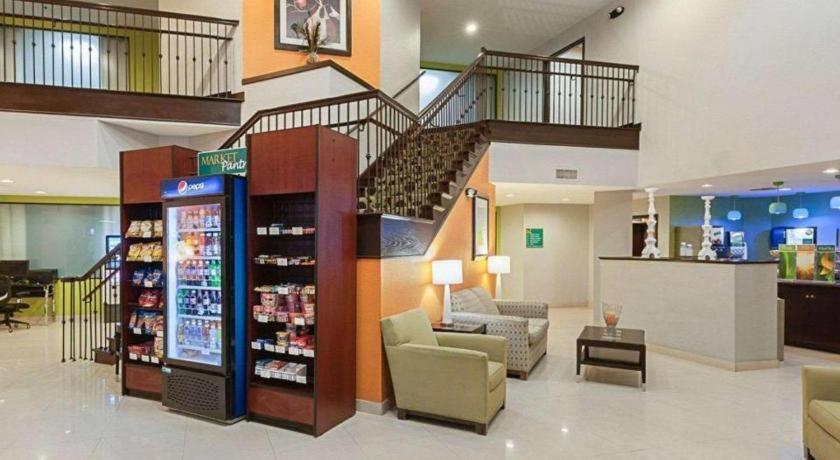 Quality Suites Салфер Экстерьер фото