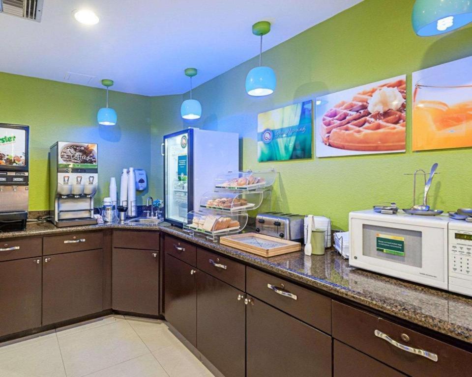 Quality Suites Салфер Экстерьер фото